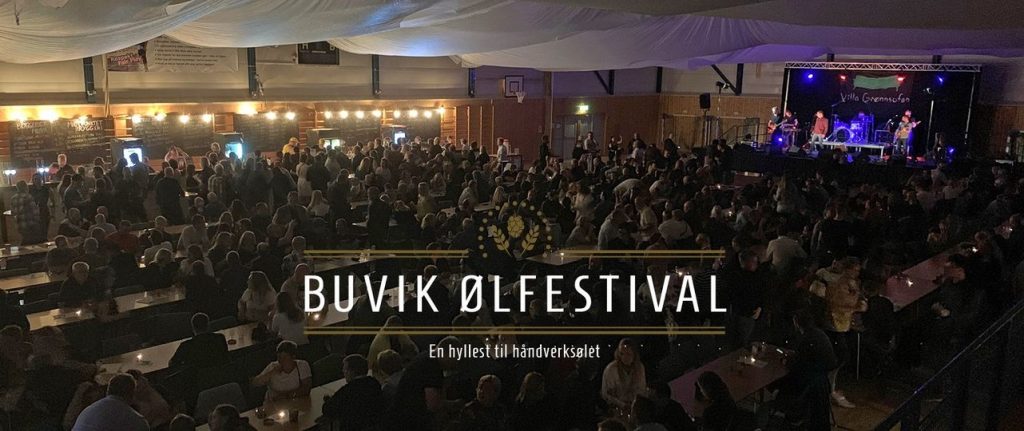 Buvik ølfestival - bilde fra Skaunhallen med mye folk, band på scenen og bardisken med bryggeriene bak